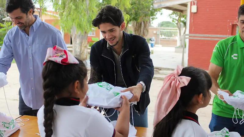 Club Santos obsequia útiles escolares en Primaria Francisco I. Madero